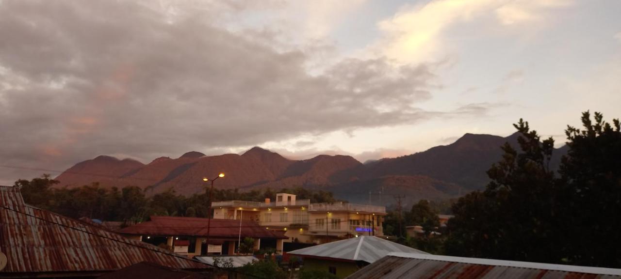 Tange Guest House Ruteng Buitenkant foto