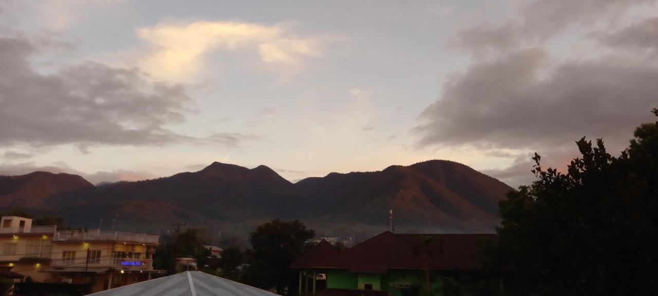 Tange Guest House Ruteng Buitenkant foto